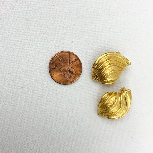 Vintage Liz Claiborne Brushed Gold Shells Clip On Earrings - Picture 13 of 16